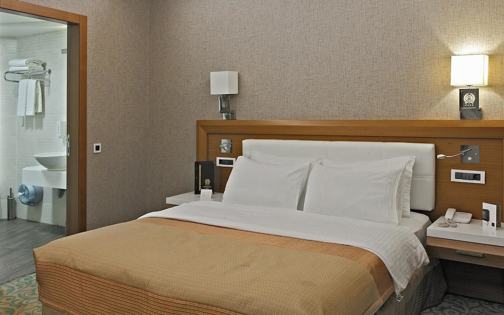 Selcuk Hotel Sems I Tebrizi 30/93