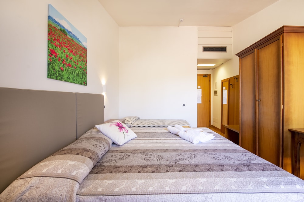 Panoramic, Triple, 3 Beds, Hill View