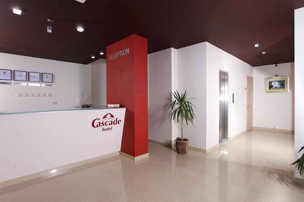 Cascade Hotel 9/46