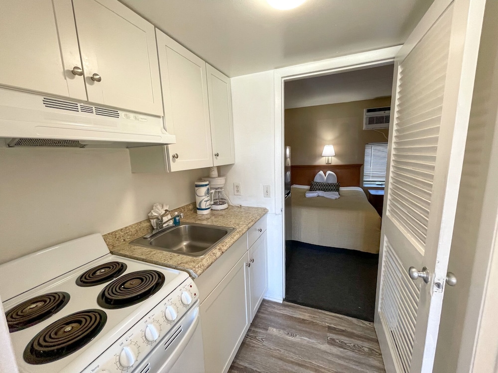 The Oceanfront Viking Motel 6/40