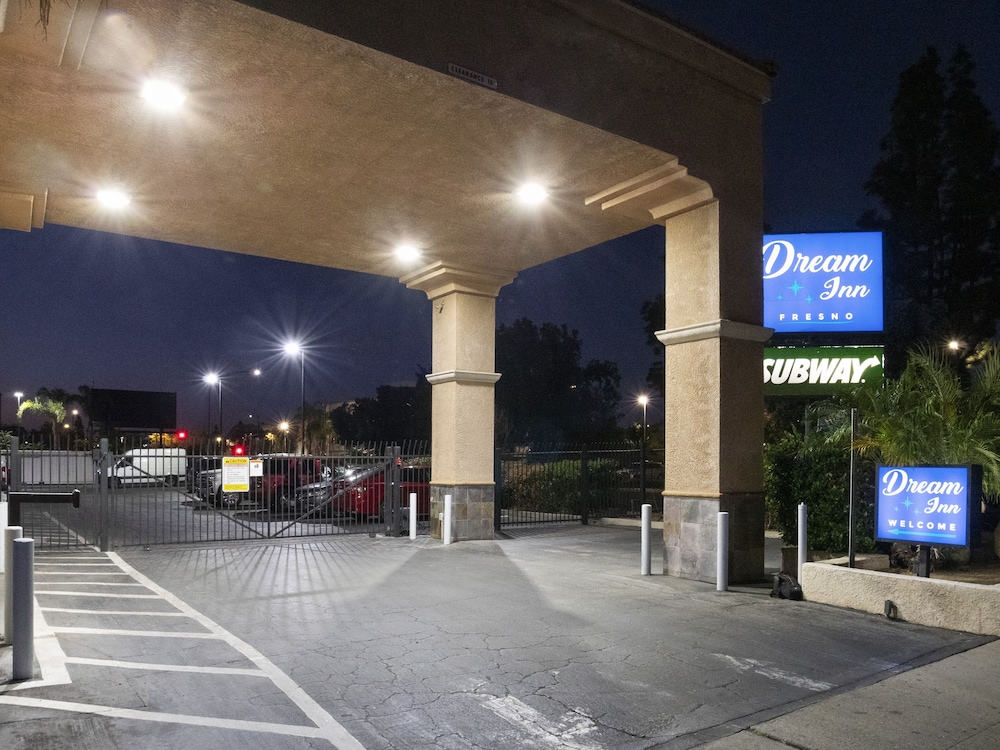 Dream Inn Fresno 38/50