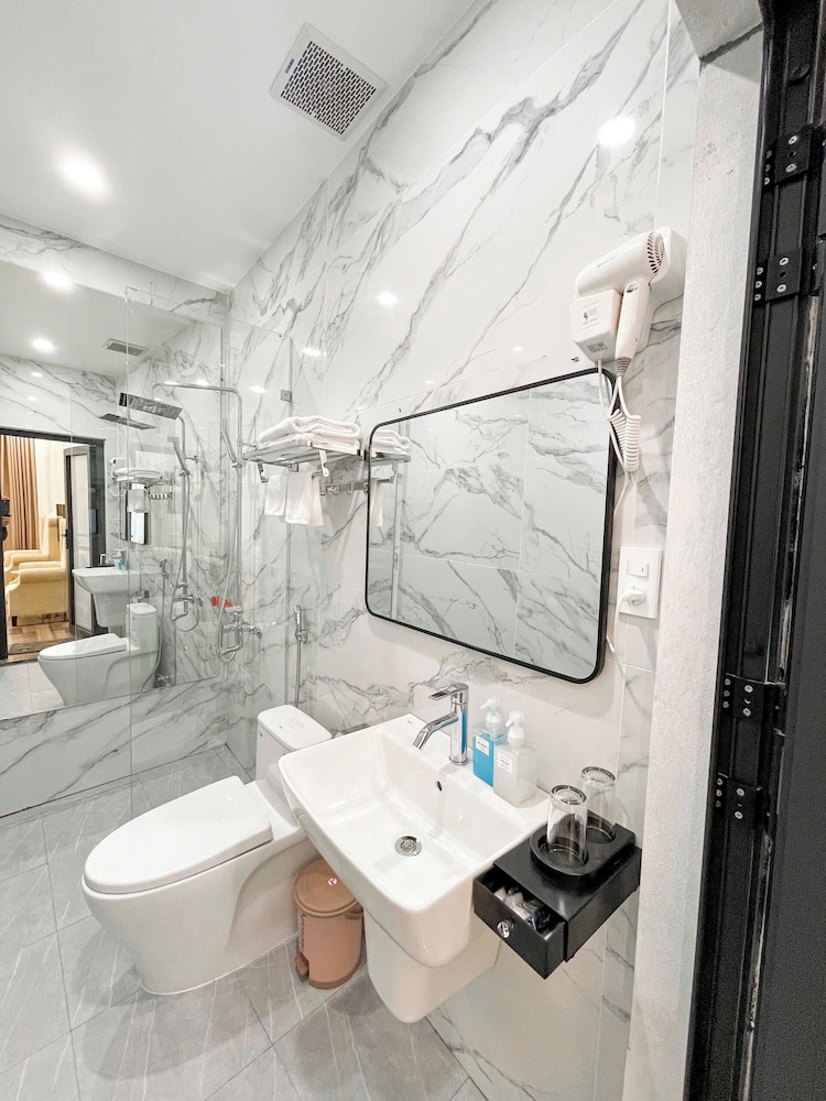 Chemi Hanoi Airport Hotel 38/40