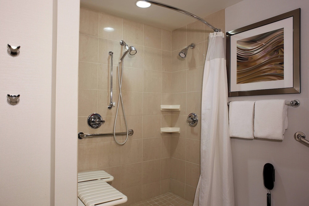 غرفة بسرير كينج لذوي الإعاقة، Courtyard by Marriott Hamilton 7/7