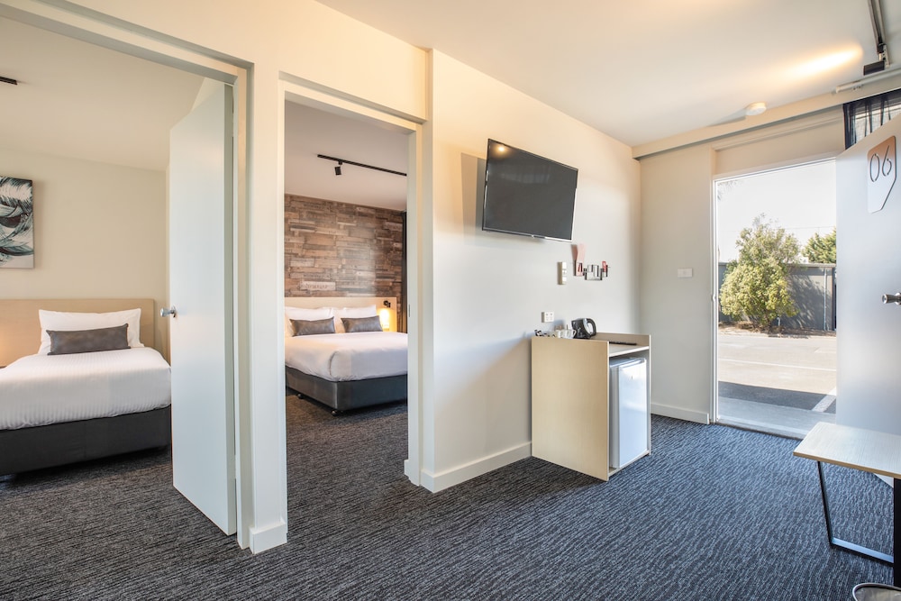 Westside Hotel 32/32