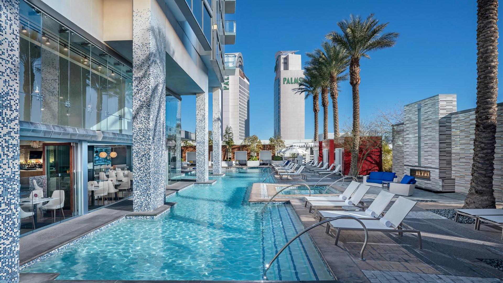 Luxury Hotel Suite With Private Strip View Balcony 5/13
