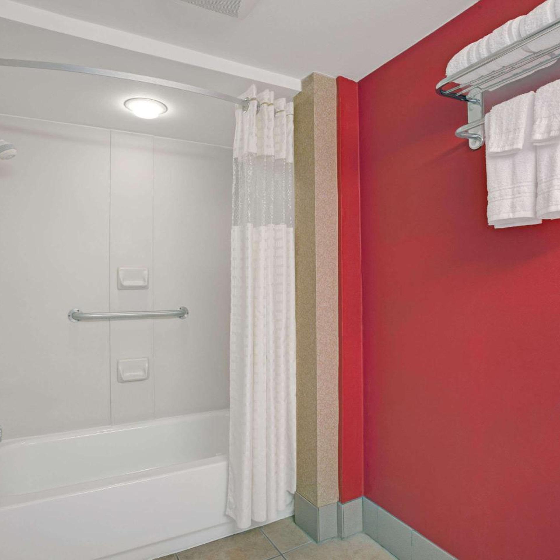 غرفة قياسية بسرير كينج للمدخنين، Days Inn by Wyndham Ridgefield NJ 6/6