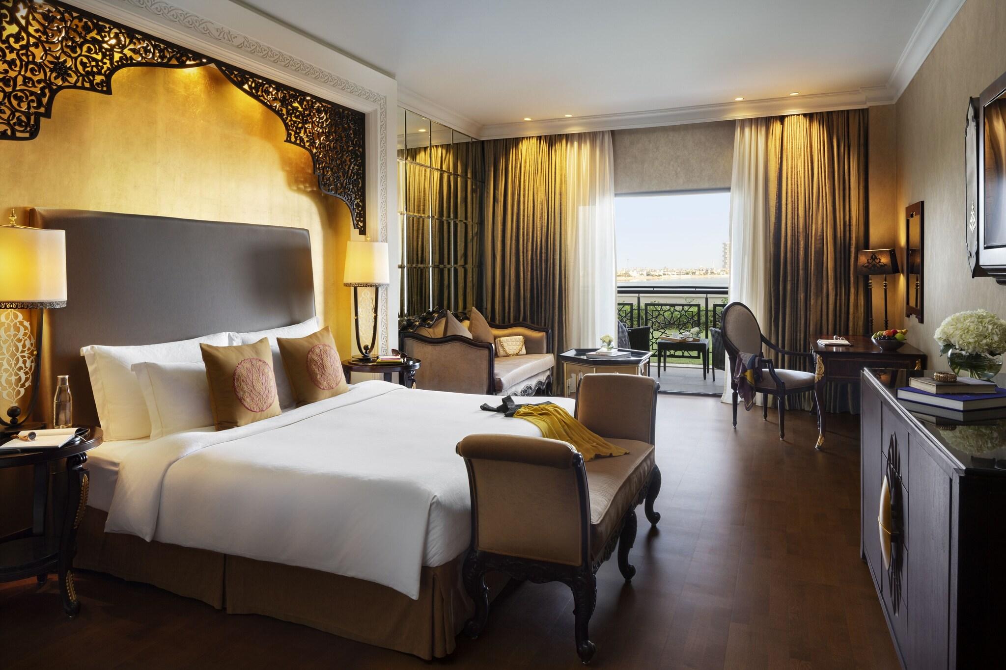 Club, Double Bed