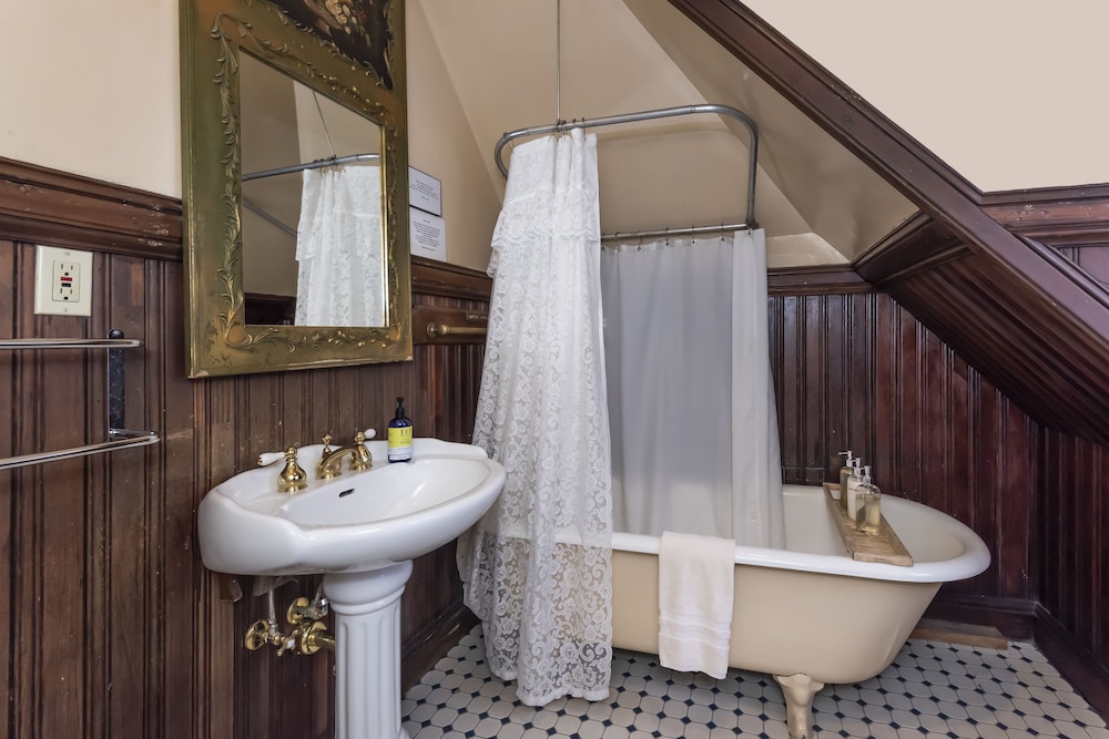 Chateau Tivoli Bed and Breakfast 47/50