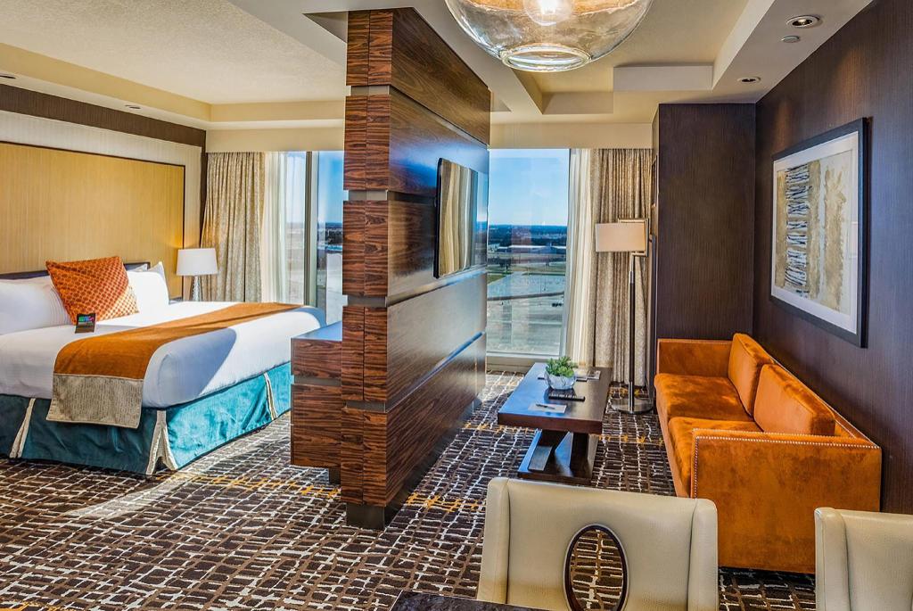 Tower, Wind, Spa, Suite, King Bed