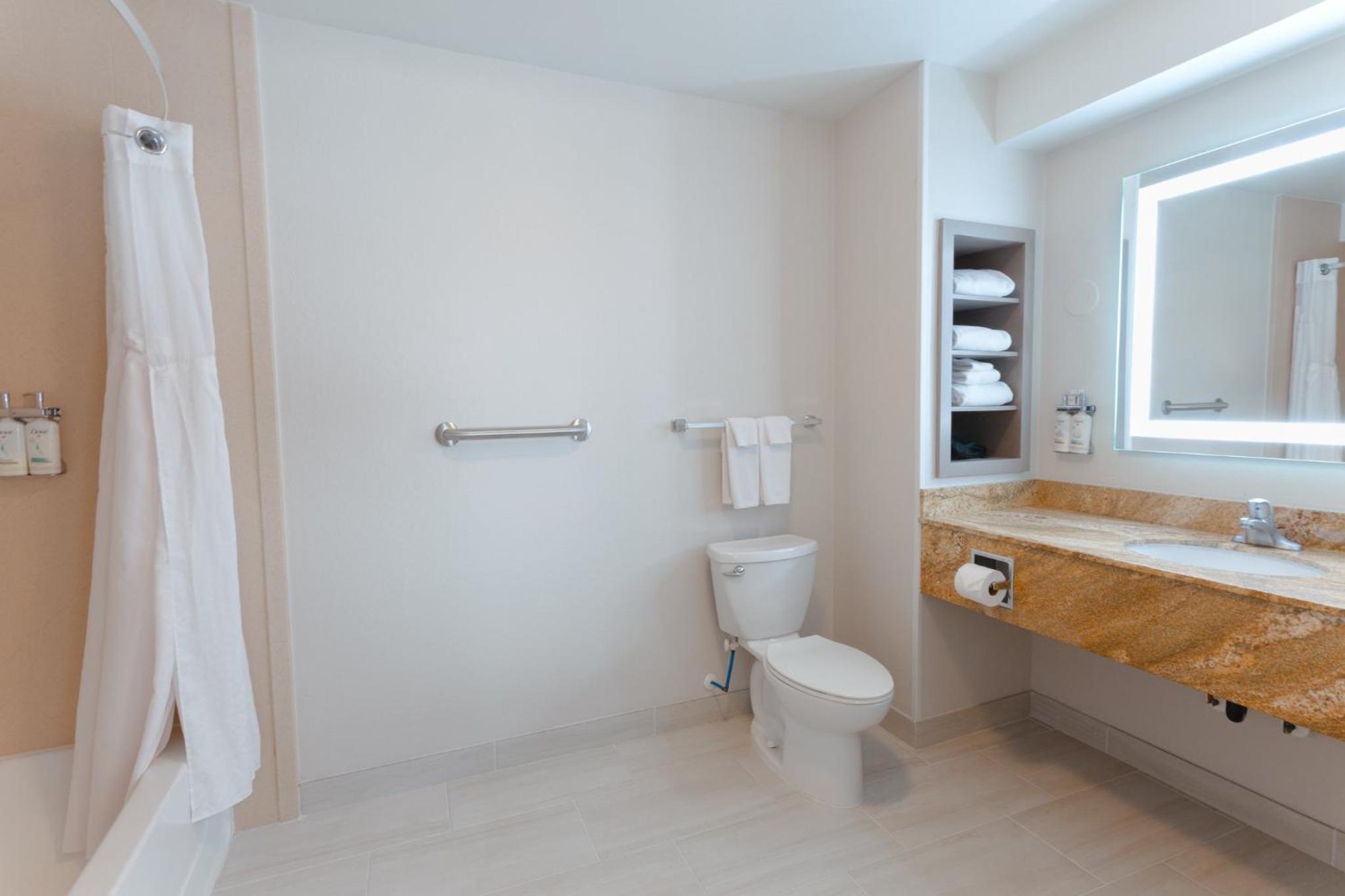 جناح بسرير كينج بغرفتي نوم مع أريكة، Holiday Inn Express Hotel Suites Logan 2/3