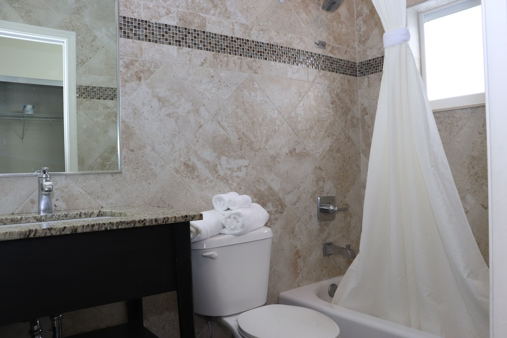 Curtis Inn & Suites 29/31