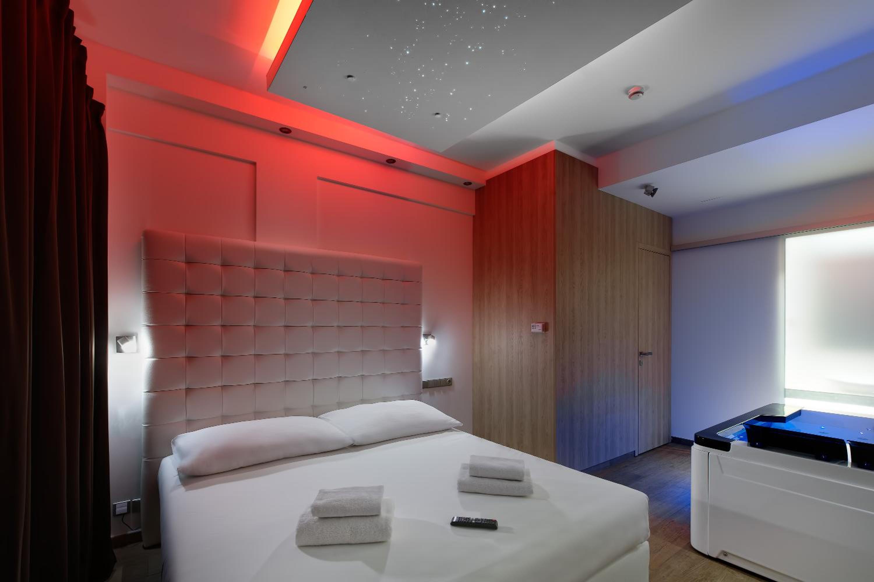 Wellness, King Bed, Hot Tub، Hotel Aura Design & Garden Pool 3/4