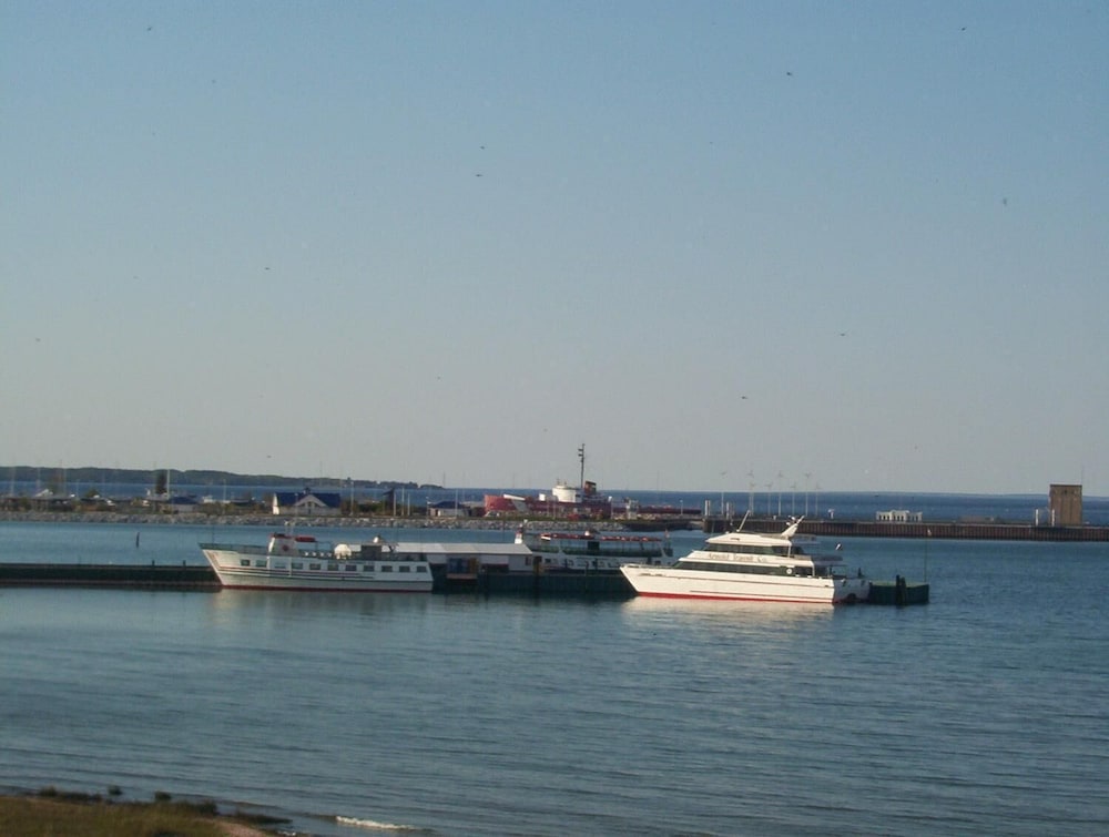 Mackinaw Beach & Bay Inn & Suites 33/51