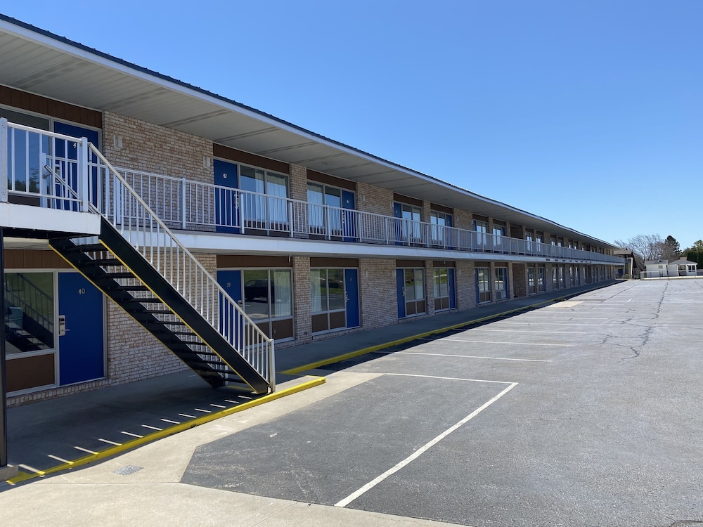 Days Inn Suites By Wyndham St Ignace Lakefront 35/50