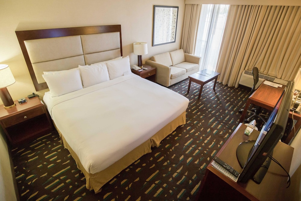 ROOM, KING BED