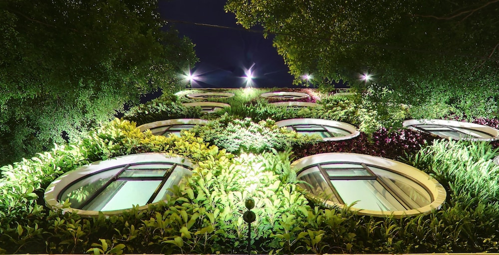 Flora by Crossroads Hotel 43/47