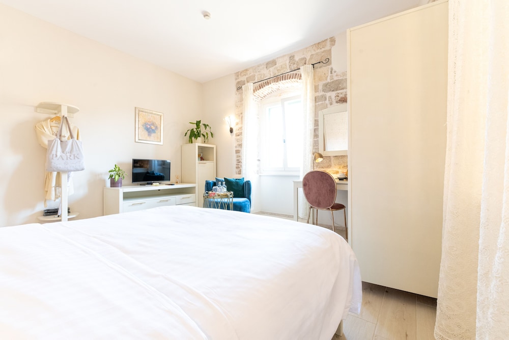 Room, Double Bed, City View