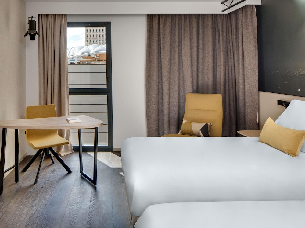 PRIVILEGE, TWIN BEDS