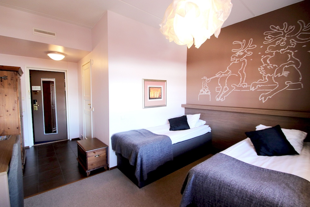 غرفة قياسية بسريرين منفصلين بحوض استحمام، Hullu Poro Hotel 8/10
