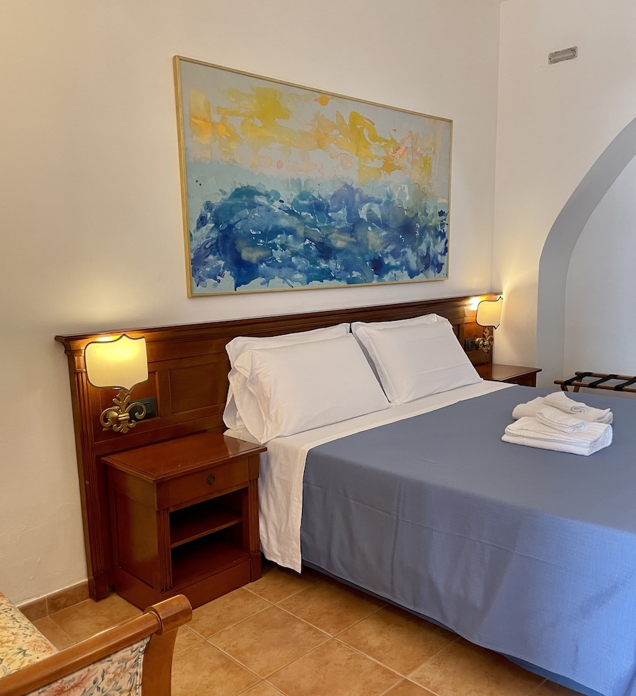 Deluxe, Quadruple, Double and Twin Beds, Castle View, Patio، Hotel Villa de Pasquale 4/6