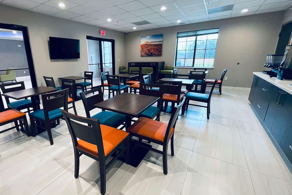Days Inn & Suites by Wyndham Greater Tomball 51/61