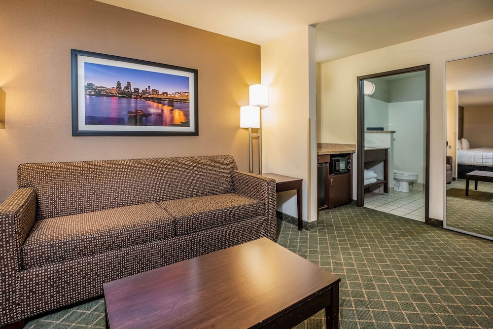 La Quinta Inn & Suites by Wyndham Portland Airport 32/43
