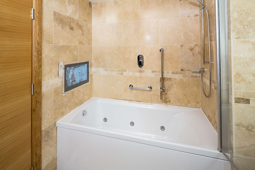 Doubletree By Hilton Milton Keynes 28/83