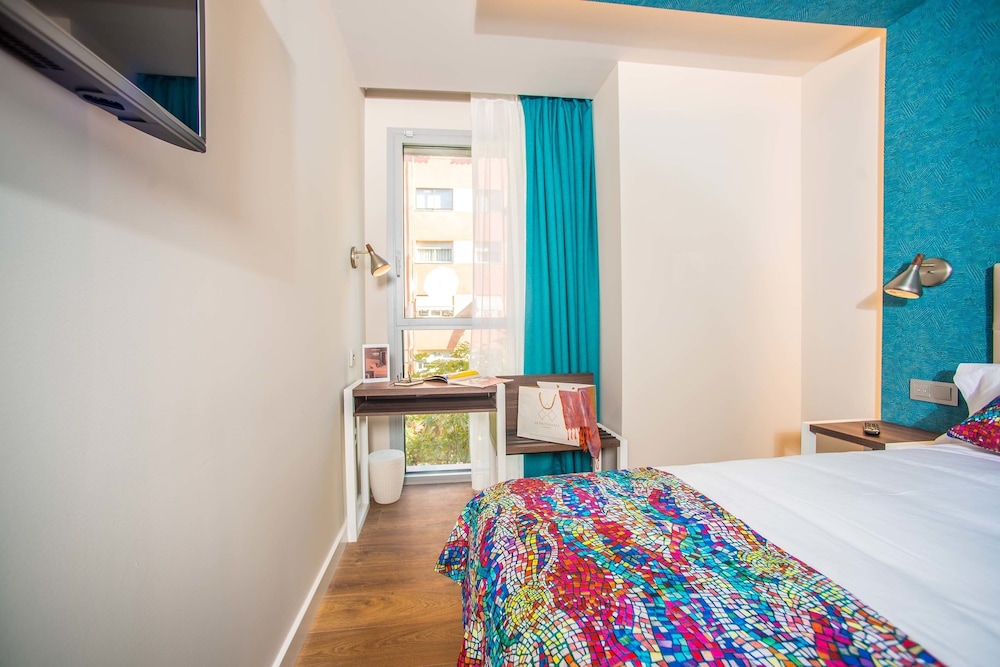 Arya Stadium Hotel 24/68