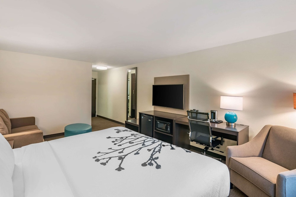 Standard, King Bed, Sofa, Sleep Inn Spokane Airport 2/5
