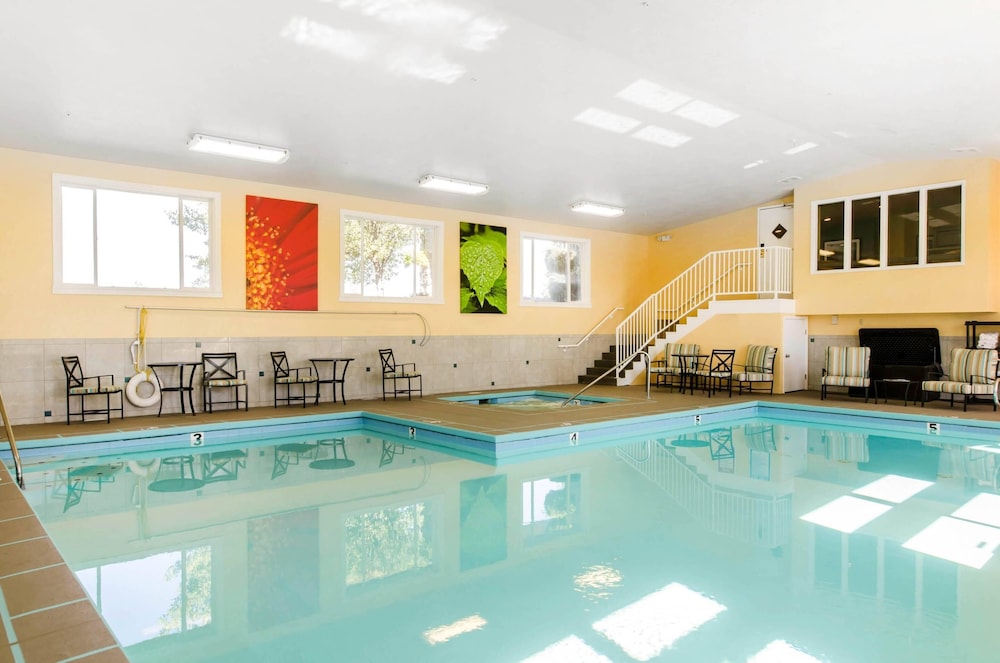 Comfort Inn & Suites Ashland, OR 24/40