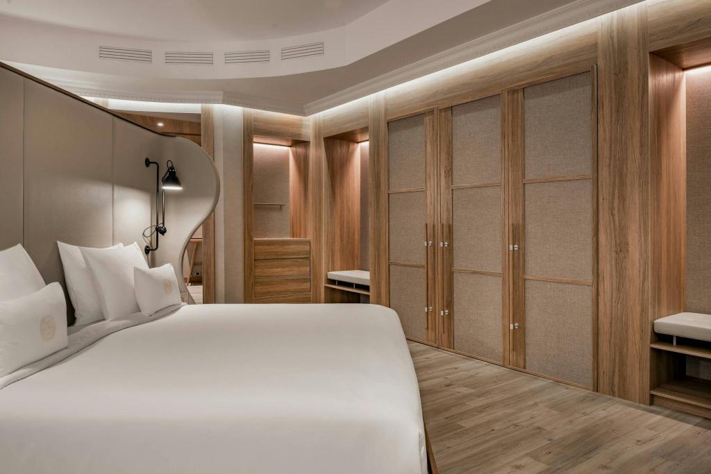 1 Bedroom, Suite, King Bed, Gran Via Street View, City View