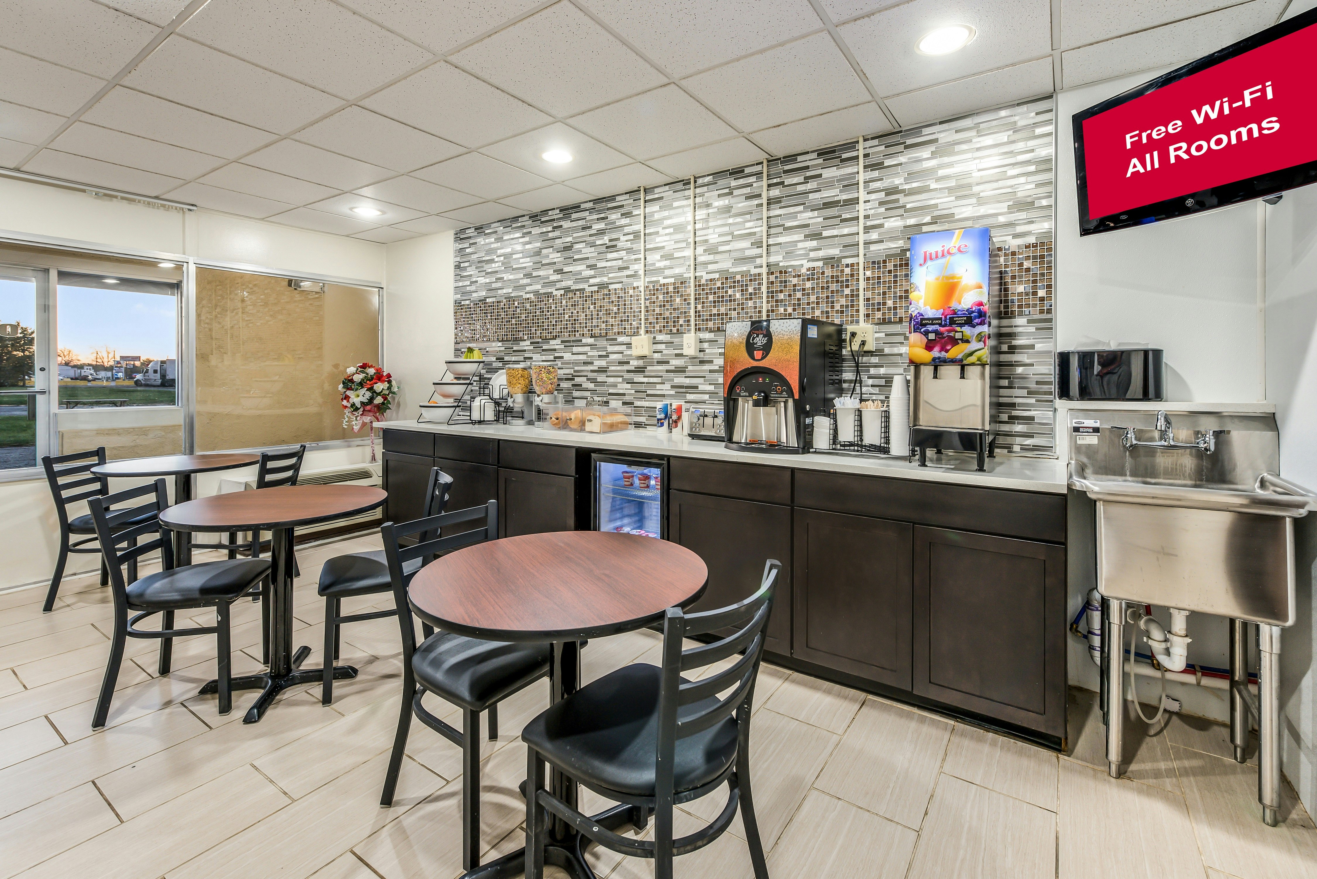 Red Roof Inn & Suites Wapakoneta 25/31
