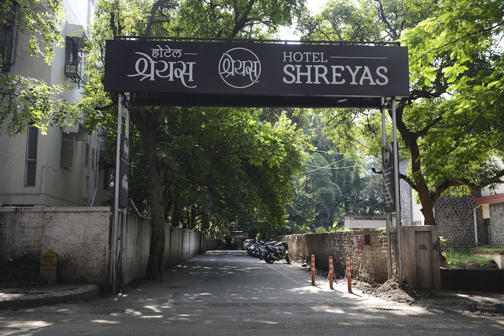 Hotel Shreyas 32/40