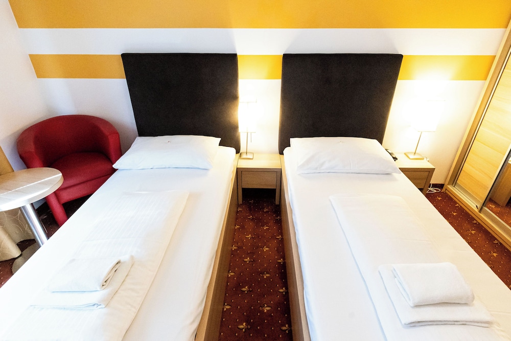 Lenas Donau Hotel 20/47