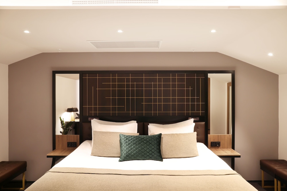 EXECUTIVE, SUITE