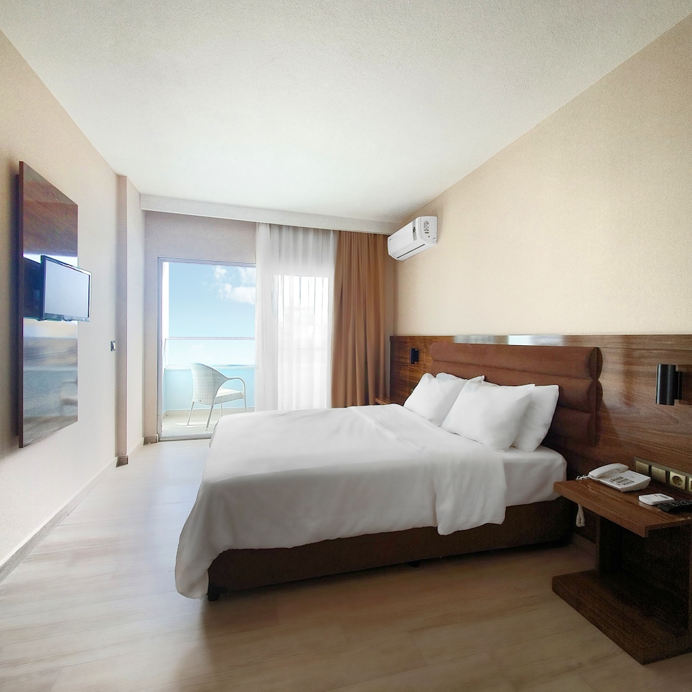 STANDARD, DOUBLE BED, PARTIAL SEA VIEW