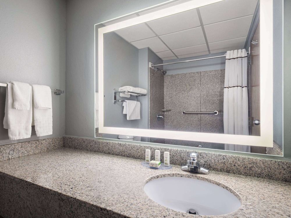 AmericInn by Wyndham Woodstock IL 49/50