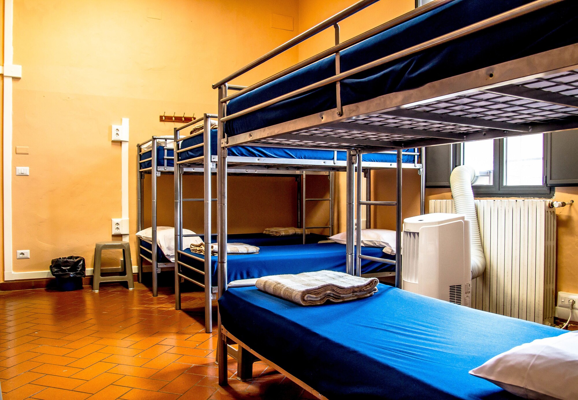 Female Dorm, Female Only, Lanai, 10 Beds, 4 Bunk Beds, Private Bathroom