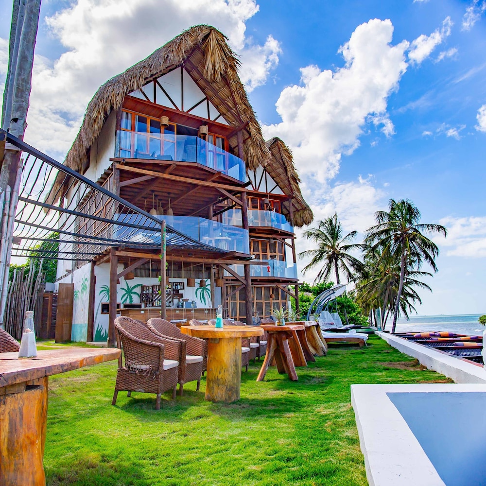 RCH Luxury Hotel & Pool 38/50