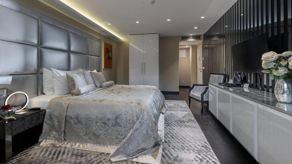 Hotel 9 8/41