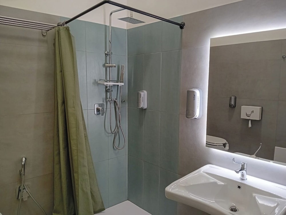FEMALE ONLY, TWIN BEDS, PRIVATE BATHROOM