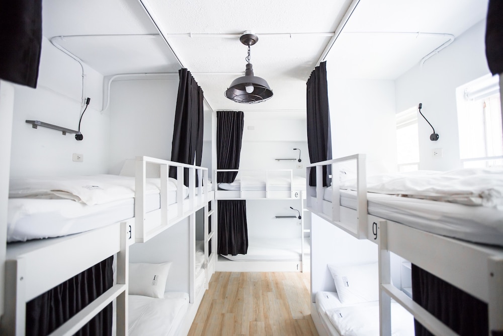 MIXED DORM, 8 BEDS, SHARED BATHROOM