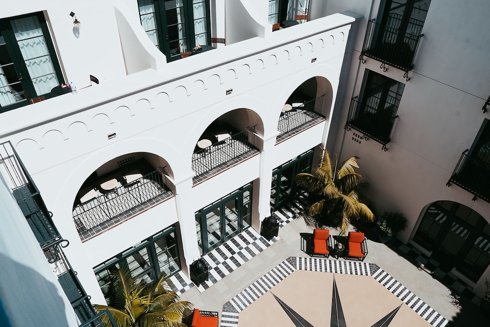 HOTEL CALIFORNIAN 1/48