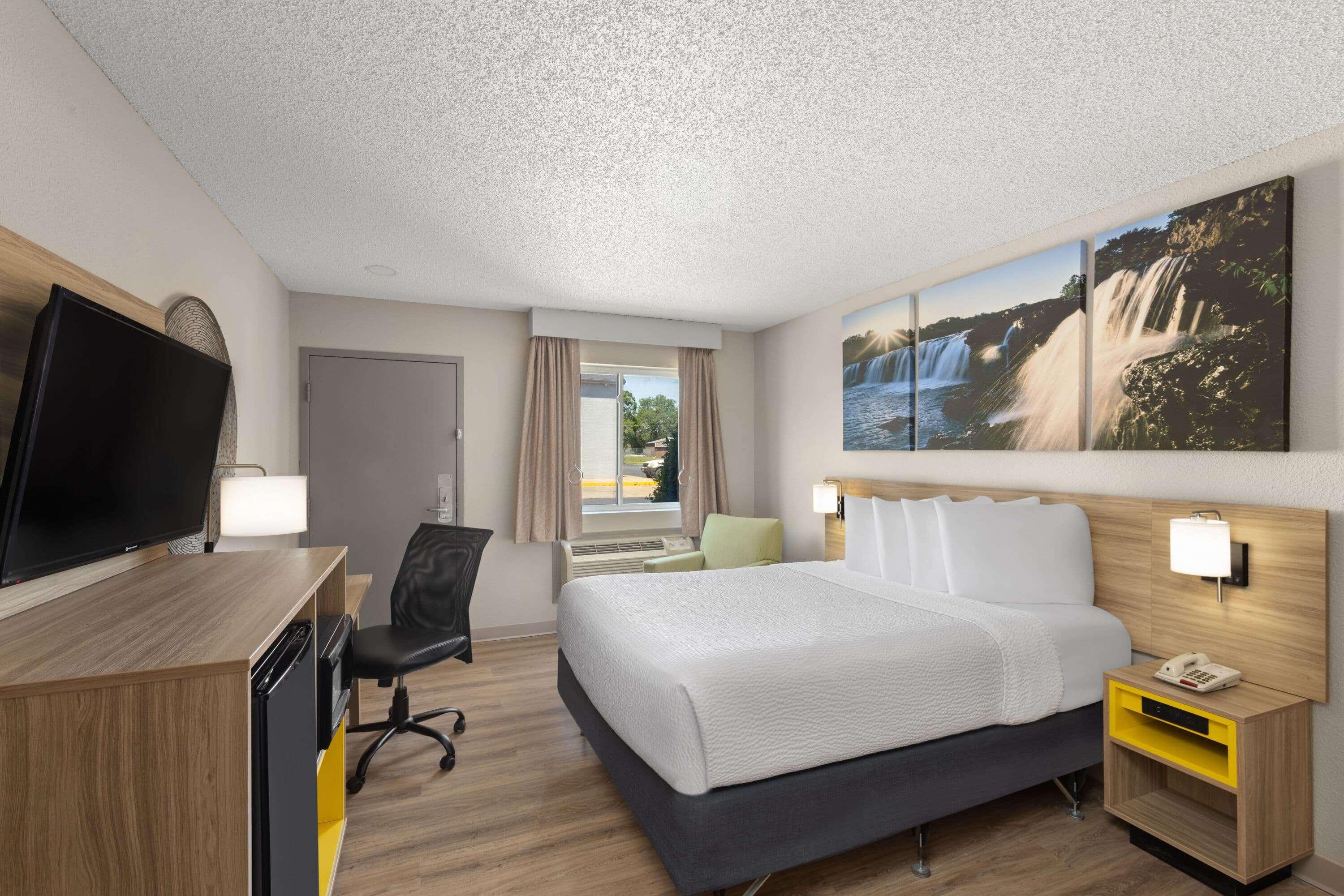 Room, Queen Bed, Low Floor, Accessible