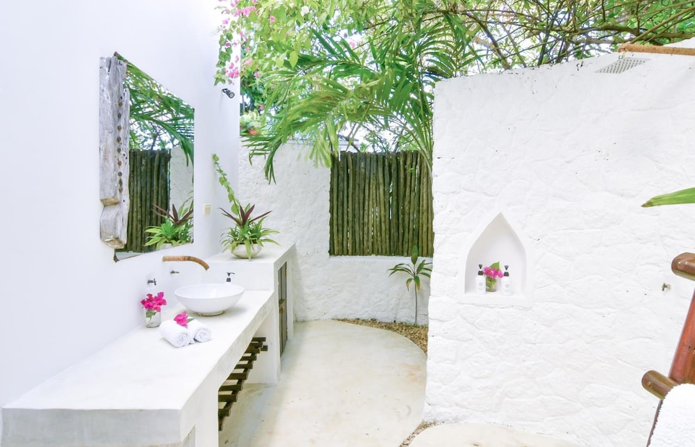 Indigo Beach Zanzibar 27/75