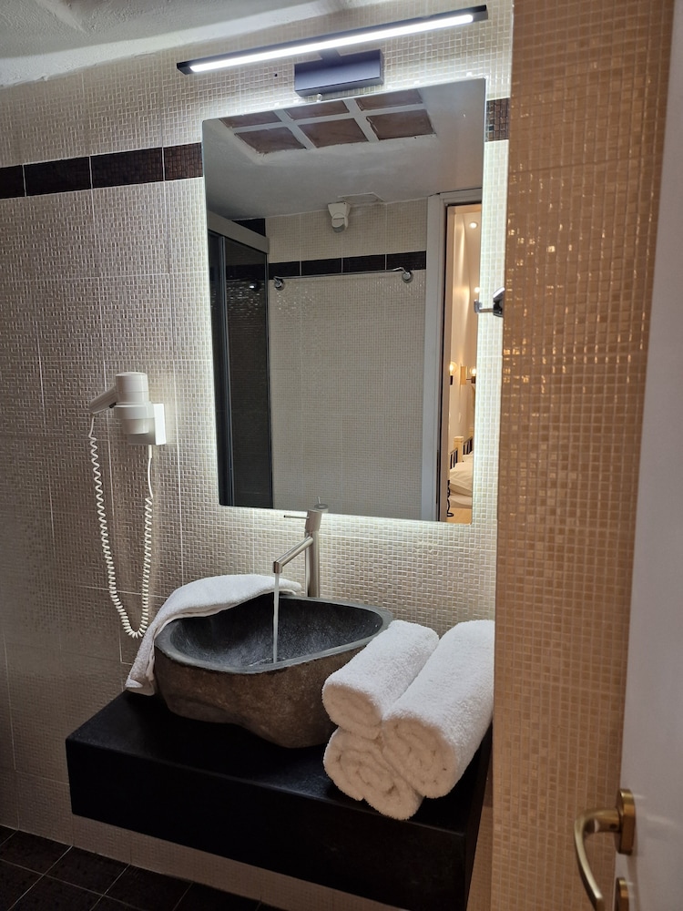 Amerisa Suites 83/85