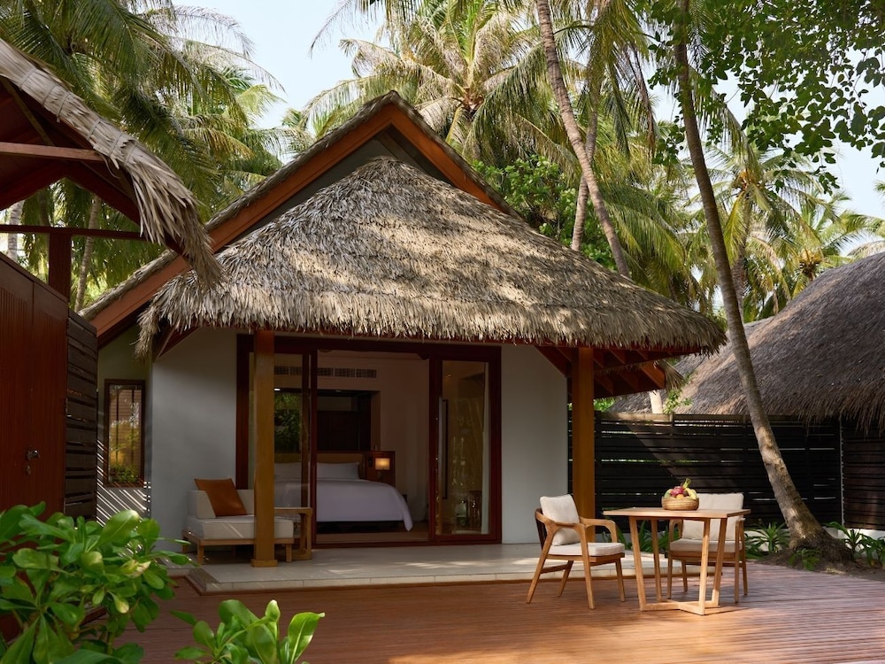 Dusit Thani Maldives 8/66