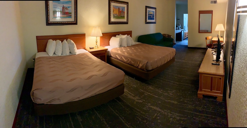 Mackinaw Beach & Bay Inn & Suites 12/51