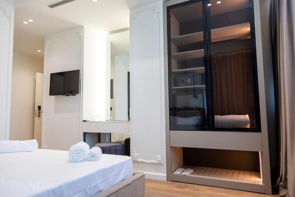 Hotel Adore 25/60