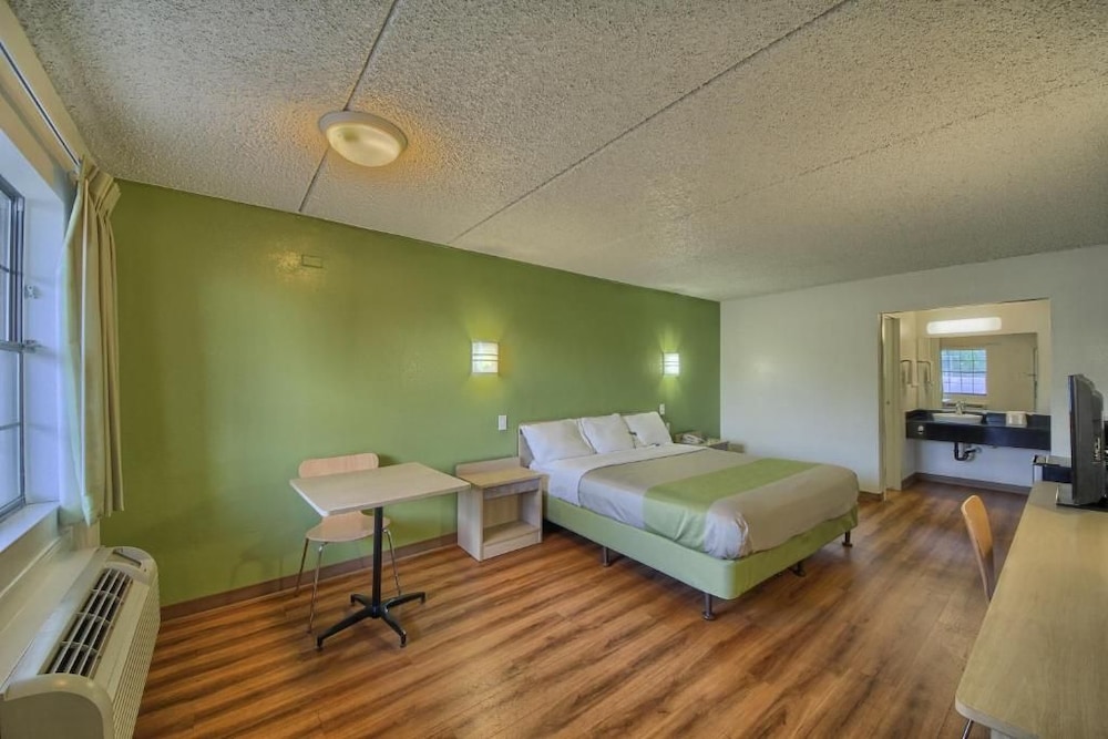 Motel6 San Antonio, TX - Northwest Medical Center 32/60